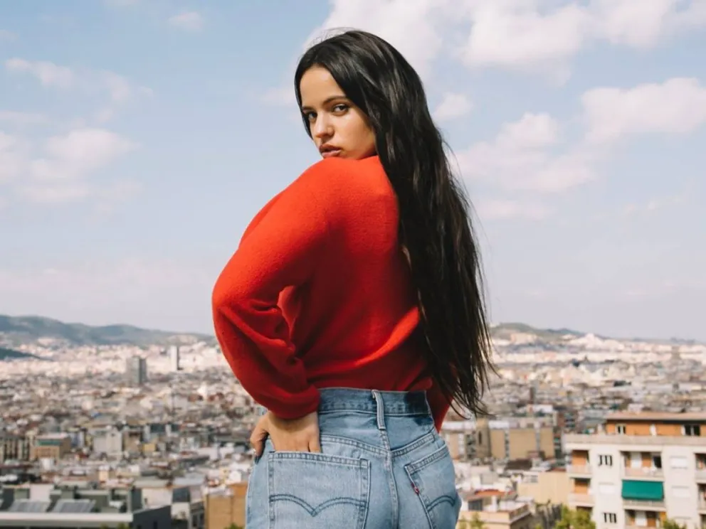 Rosalía retó la censura y el invierno con una camiseta traslúcida en medio de la fría nieve