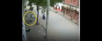 |TERRIBLE VIDEO| Motochorros atacan brutalmente a una salteña mientras esperaba un remis