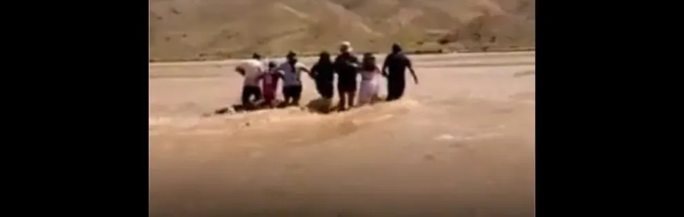 |TERRIBLE VIDEO| Arriesgan su vida para poder cruzar un río embravecido