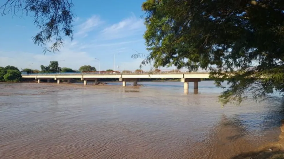 A causa de la contaminación, recomiendan no bañarse ni pescar en el río Pilcomayo