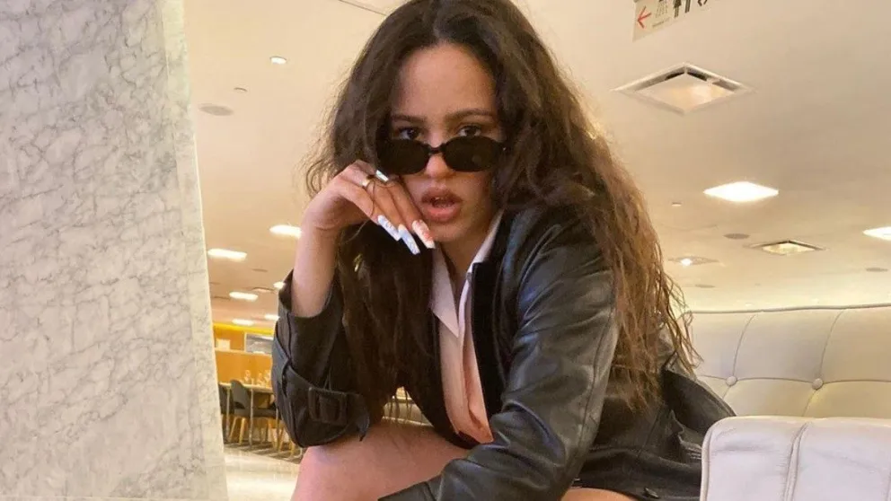 ¡Mira al espejo! Rosalía se hace esta foto con los pantalones abajo