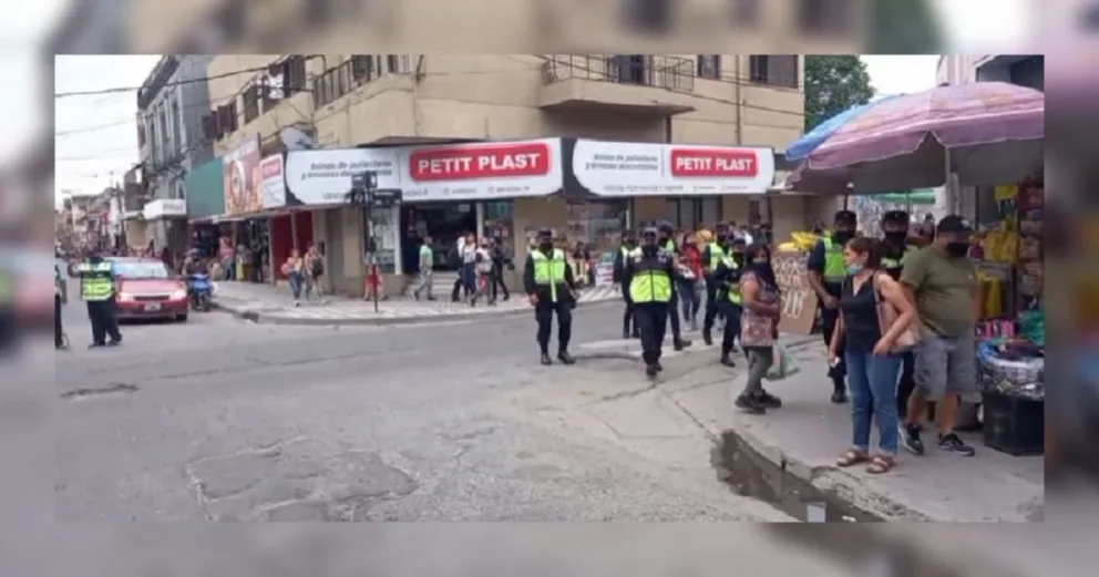 Tensión en el microcentro: desalojaron a los fruteros 