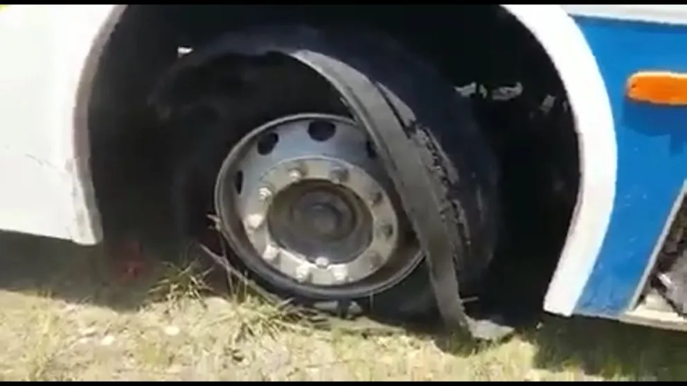 |VIDEO| Desesperación en la ruta por la explosión de la rueda de un colectivo