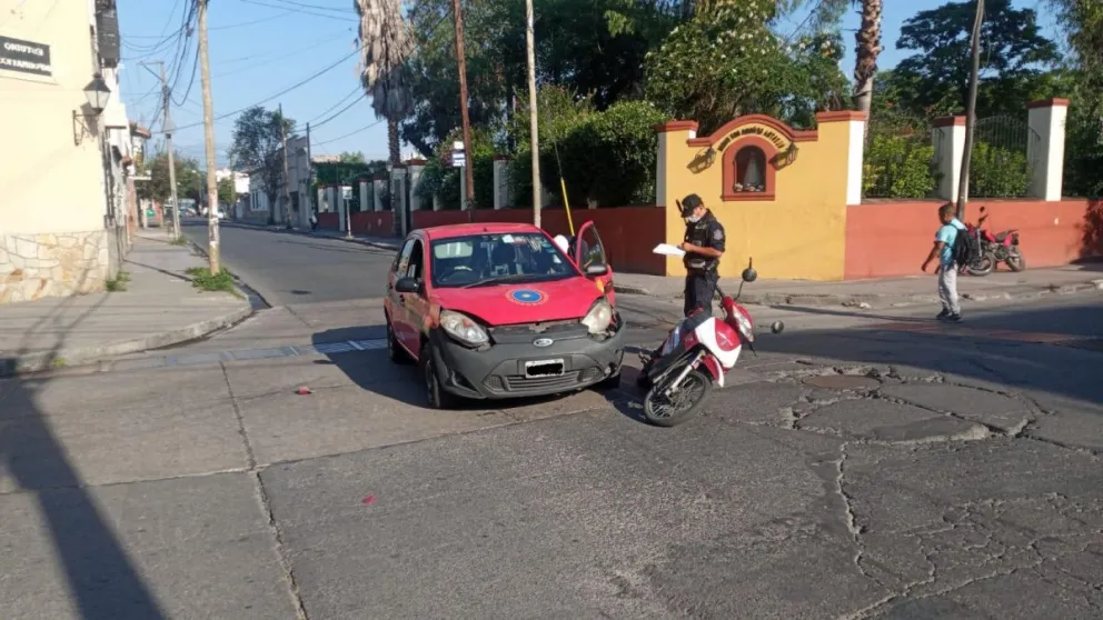 Taxista quedó "ciego" y se llevó puesta a una motocicleta con dos personas a bordo