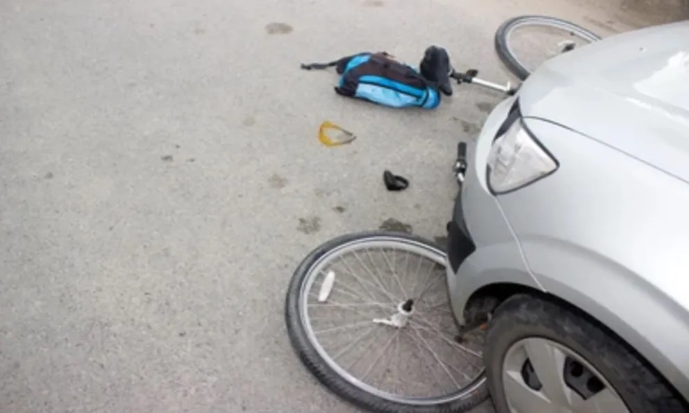 Grave: el conductor de una auto se llevó por delante a ciclistas y se dio a la fuga