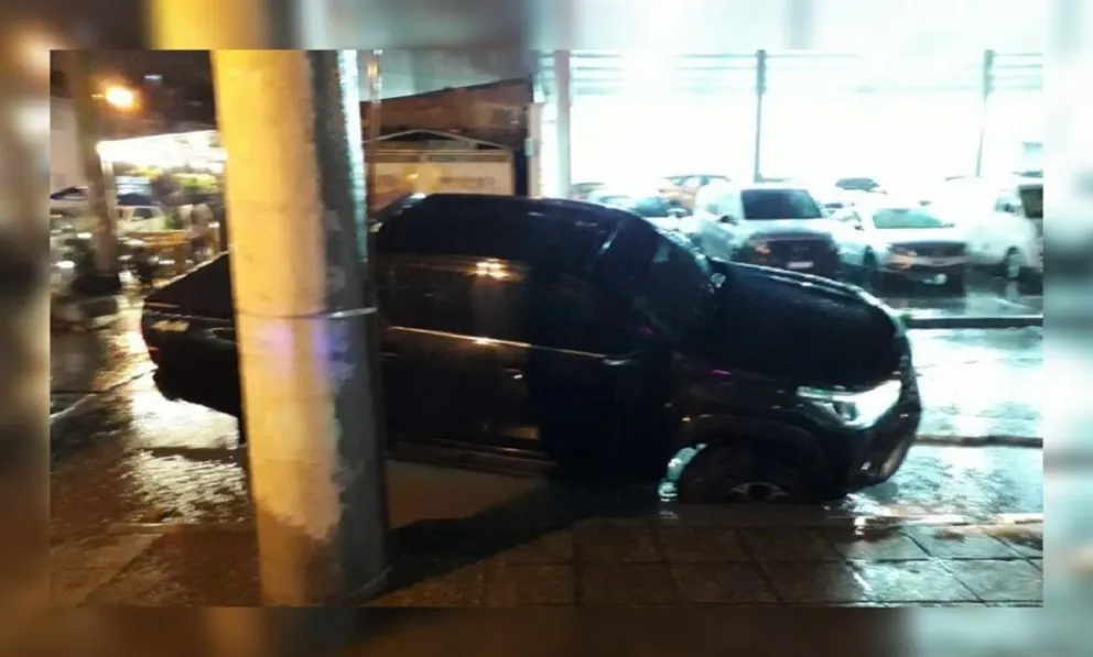 Salteño no vio un pozo, y casi termina todo de la peor manera
