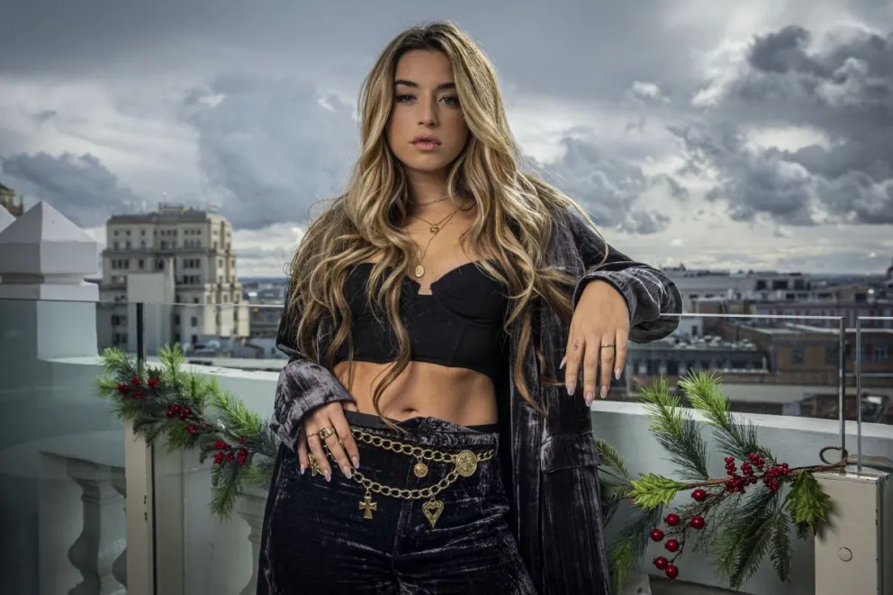 Lola Indigo se fotografió con los pantalones abajo y su fanaticada reaccionó