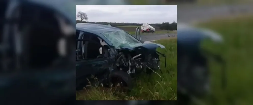 Madrugada de terror: terrible choque entre un auto particular y un camión de combustible