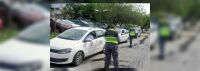 Furia y desesperación en Salta: remisero trucho huyó de un control y se llevó a 3 inspectores en el capot