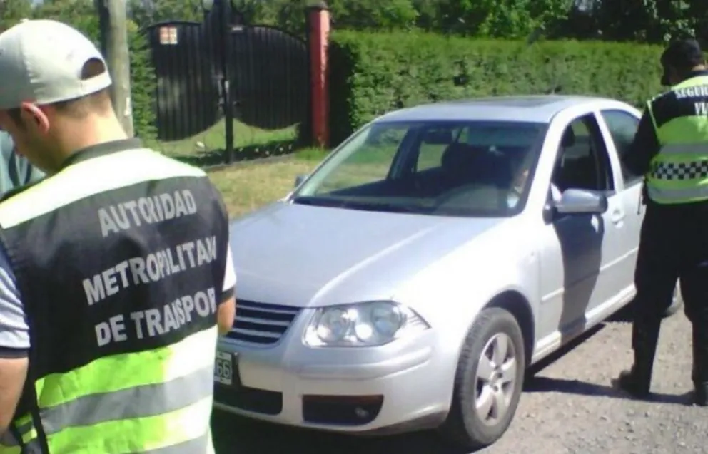 Remisero trucho huyó de un control y se llevó puesto a 3 inspectores: requieren juicio en su contra
