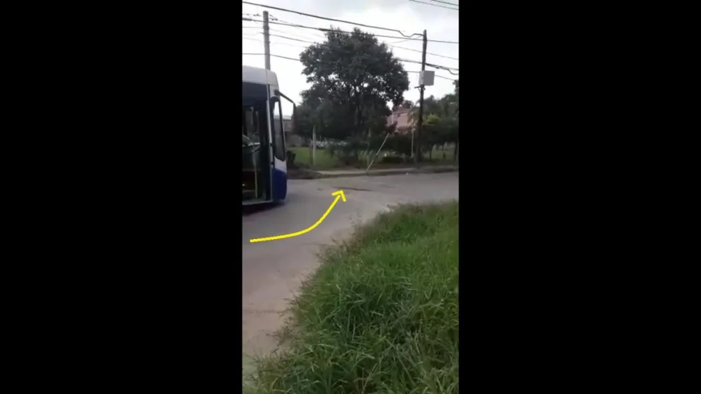 |VIDEO| Por el fuerte calor, se levantó el pavimento: se complicó el paso de colectivos y automóviles