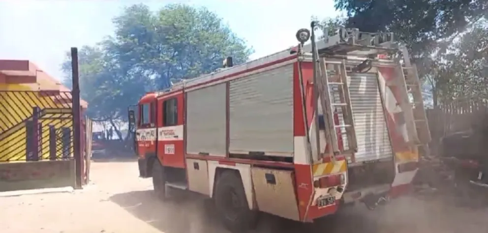 FOTOS | En medio de la ola de calor, se incendió un aserradero