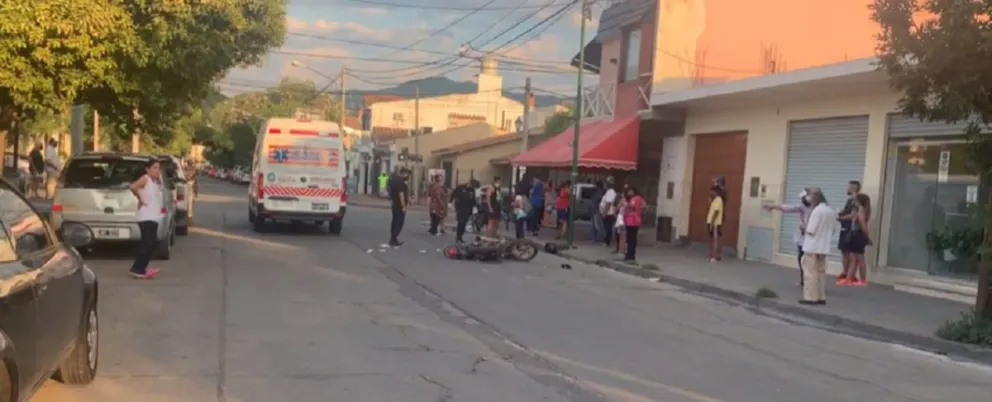 Fuerte choque entre una moto y un SAETA: el motociclista fue llevado en código rojo al hospital
