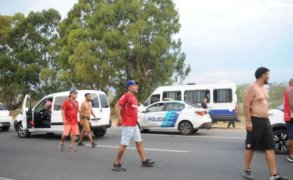 |VIDEO| Batalla campal entre hinchas de Independiente y piqueteros en ruta terminó en tragedia