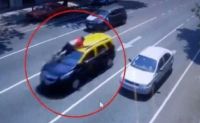 Horrible: robó su taxi, arrastró al dueño por arriba del capot y chocó 