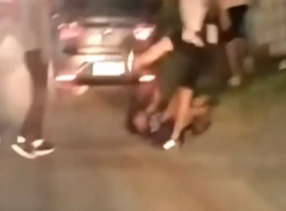 Batalla campal en Cerrillos: golpes, piñas, patadas y gente tirada en el piso 