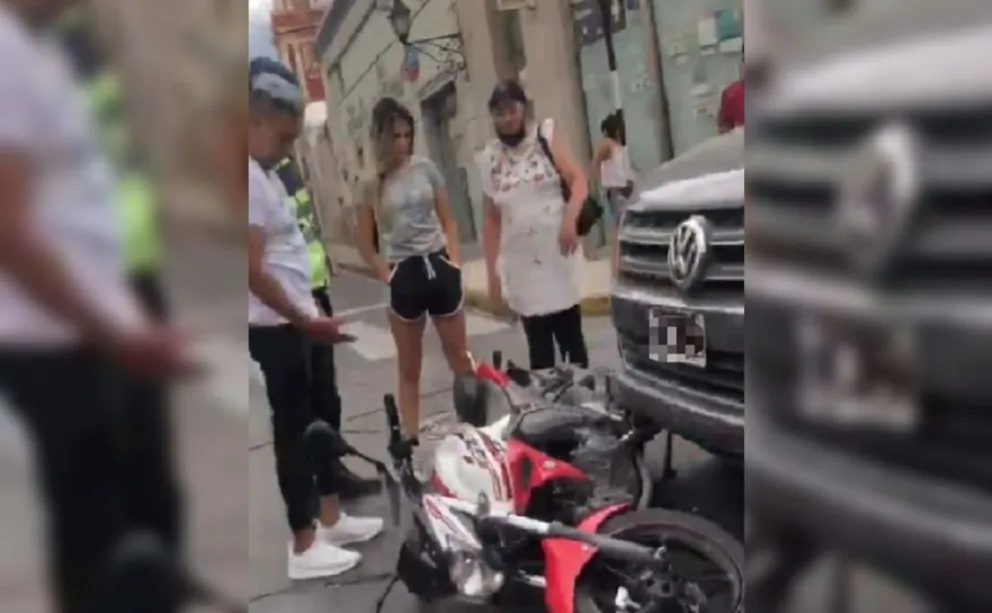 Tremendo choque entre una camioneta y una moto en pleno centro