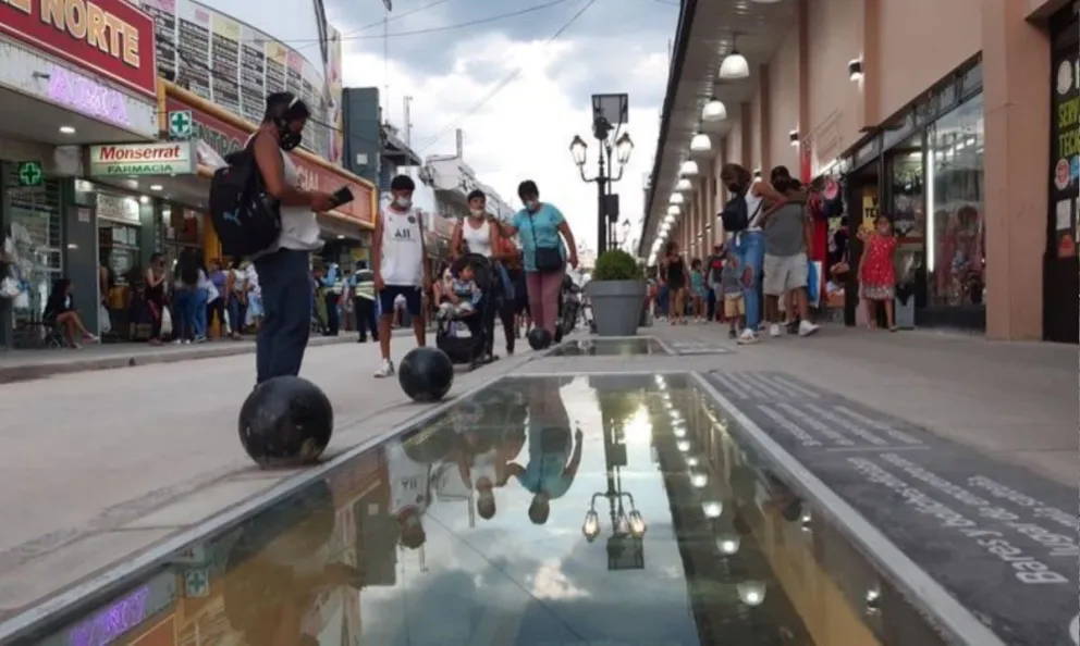 Se reparará la obra "Ventanas al pasado" de calle Ituzaingó tras la reciente inauguración
