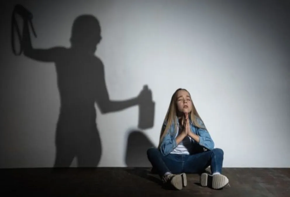 Salteño aprovechó que se quedó solo con su hija, y le dio una brutal paliza