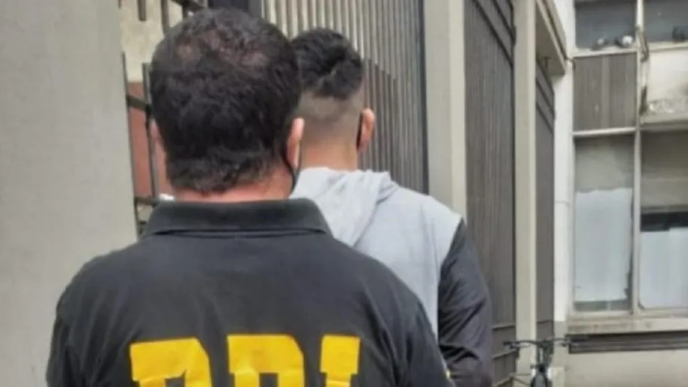 Impactante: prendió fuego a un hombre que dormía en la plaza