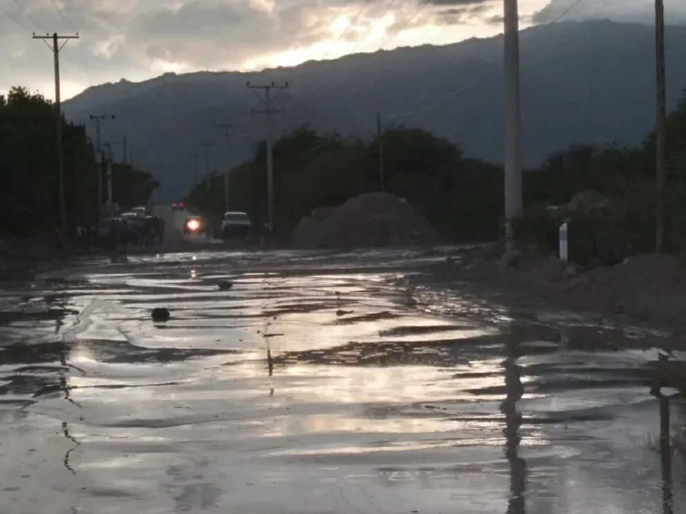 Consecuencias de la crecida del río: un tramo de la Ruta Nacional 40 se encuentra casi intransitable