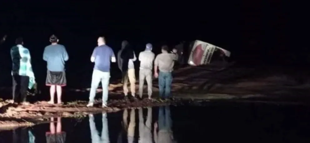 La Rioja: Un micro tuvo un accidente, volcó y casi provoca una tragedia