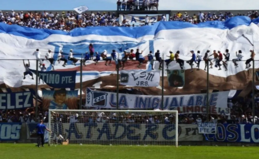 | VIDEO | Mirá cómo salieron a saludar los jugadores de Juventud Antoniana a los hinchas en la previa de su viaje