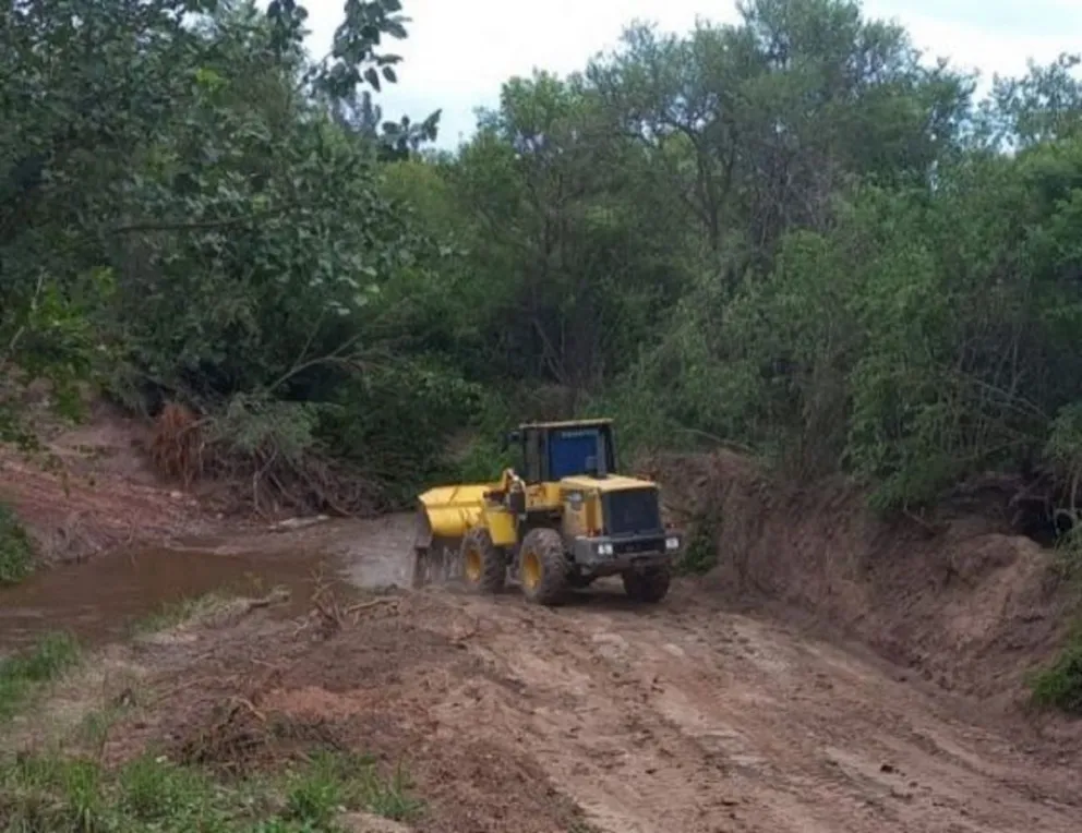 Rutas anegadas por las lluvias abundantes: intervino Vialidad de la provincia