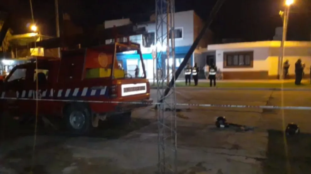 Tragedia: camioneta de Bomberos chocó violentamente a un motociclista