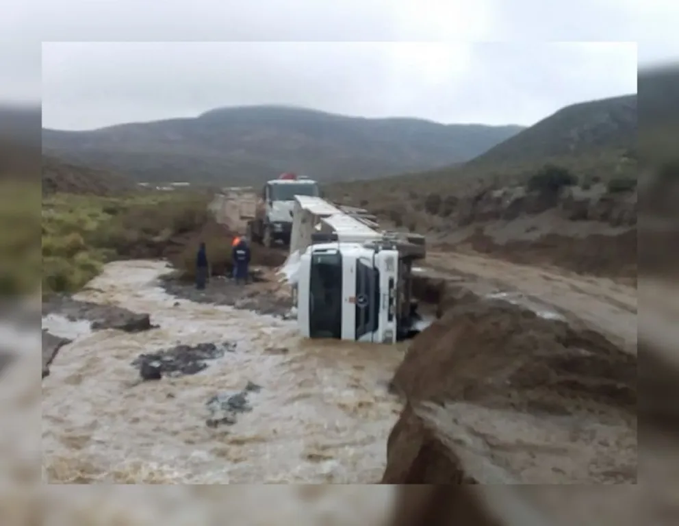 Terrible: volcó un camión en la puna salteña