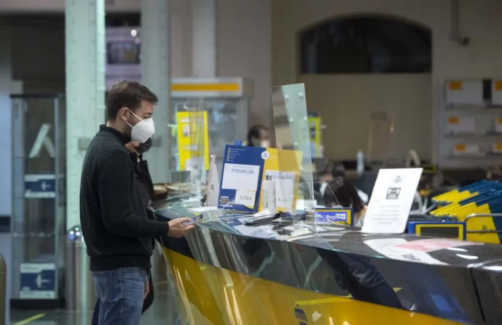 Atiende pasado de copas: así se quejaron los clientes del correo sobre el hombre al mando de la institución