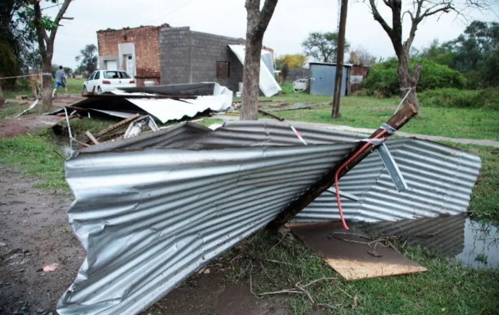 Piden colaboración: una familia salteña perdió casi toda su casa tras el temporal de fuertes ráfagas y lluvias