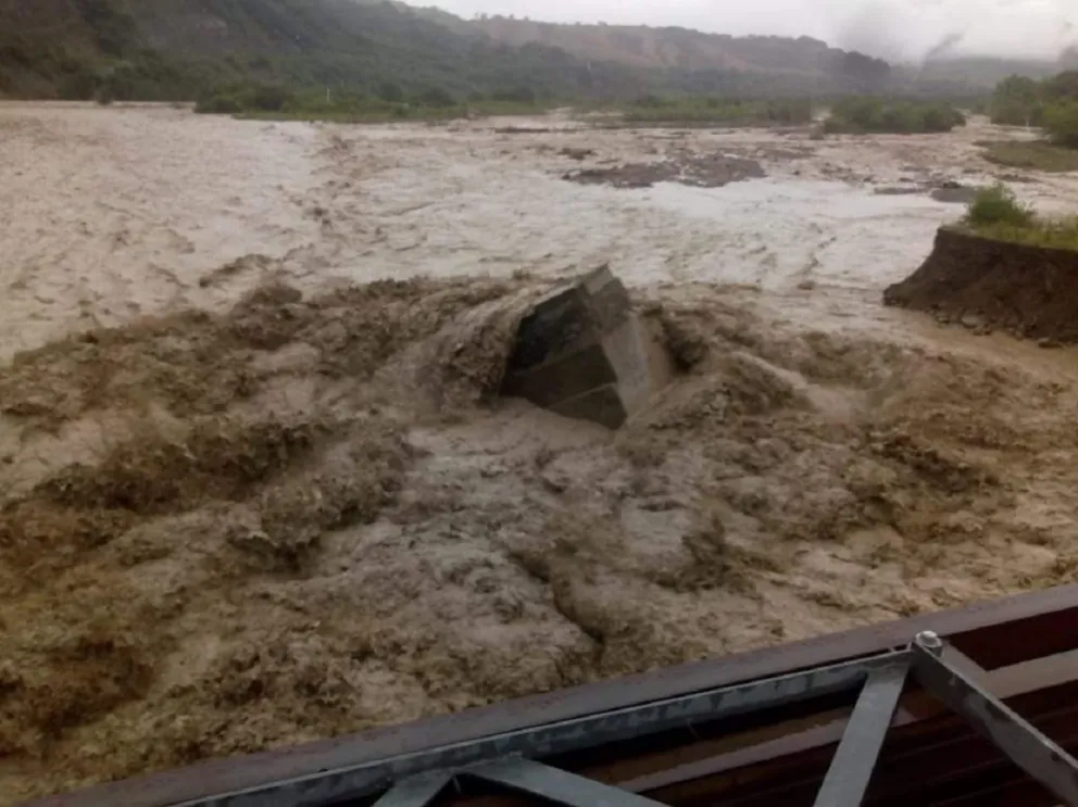 Por la crecida del Río Bermejo, el puente que une Los Toldos con el vecino país sufrió daños