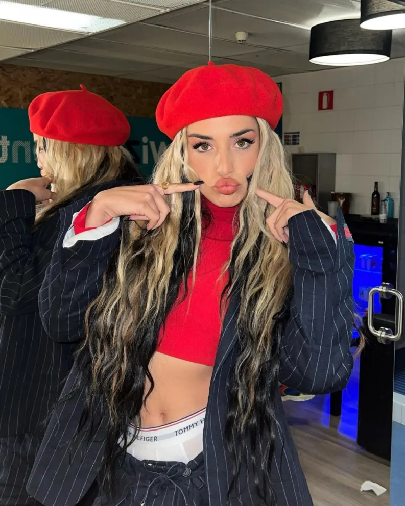 Impacta Lola índigo sin sujetador y con camisa traslucida
