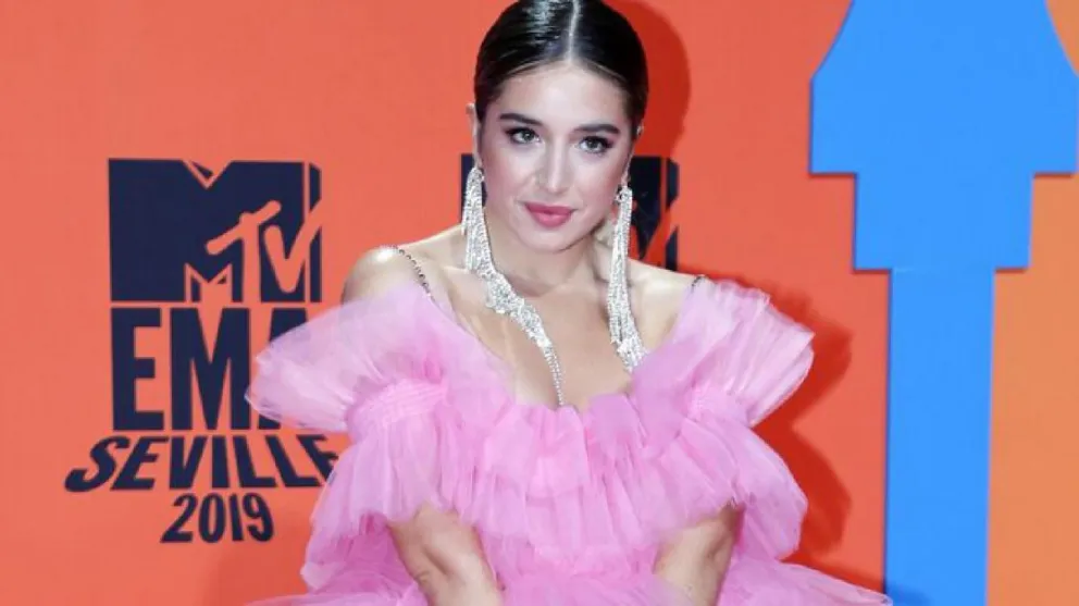 Lola índigo se abre de piernas y los fans notaron algo extraño en ella