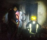 Desesperación en un barrio salteño: una vivienda se prendió fuego con dos personas adentro