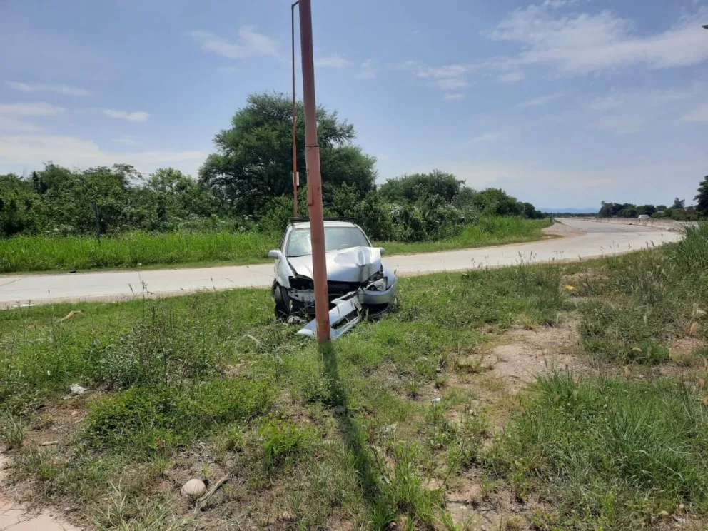 |FOTOS| Misterio por un automóvil chocado y abandonado en el interior salteño