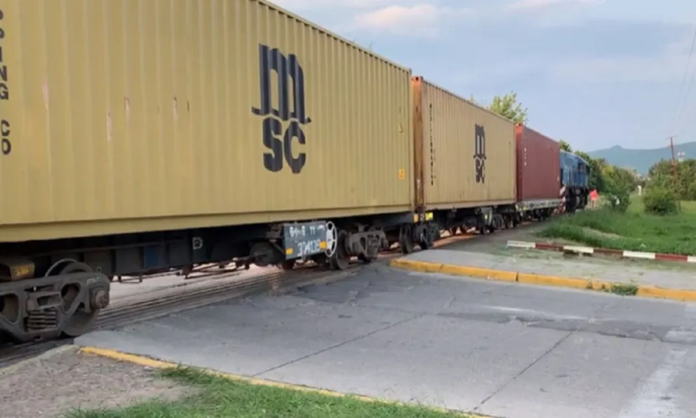 | FOTOS | Tren de cargas se llevó puesta una moto, y una mujer resultó herida