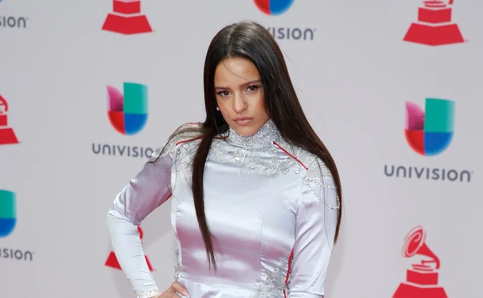 Rosalía exhibe sus prominentes curvas en ajustado atuendo