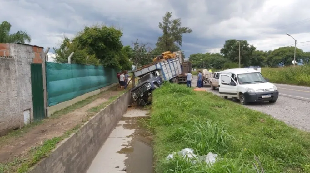 Tremendo: un camión pinchó la goma y terminó dentro de un canal de desagüe