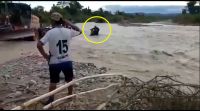 |TERRIBLE VIDEO| Un salteño intentó cruzar un río con su moto, pero fue arrastrado por la corriente
