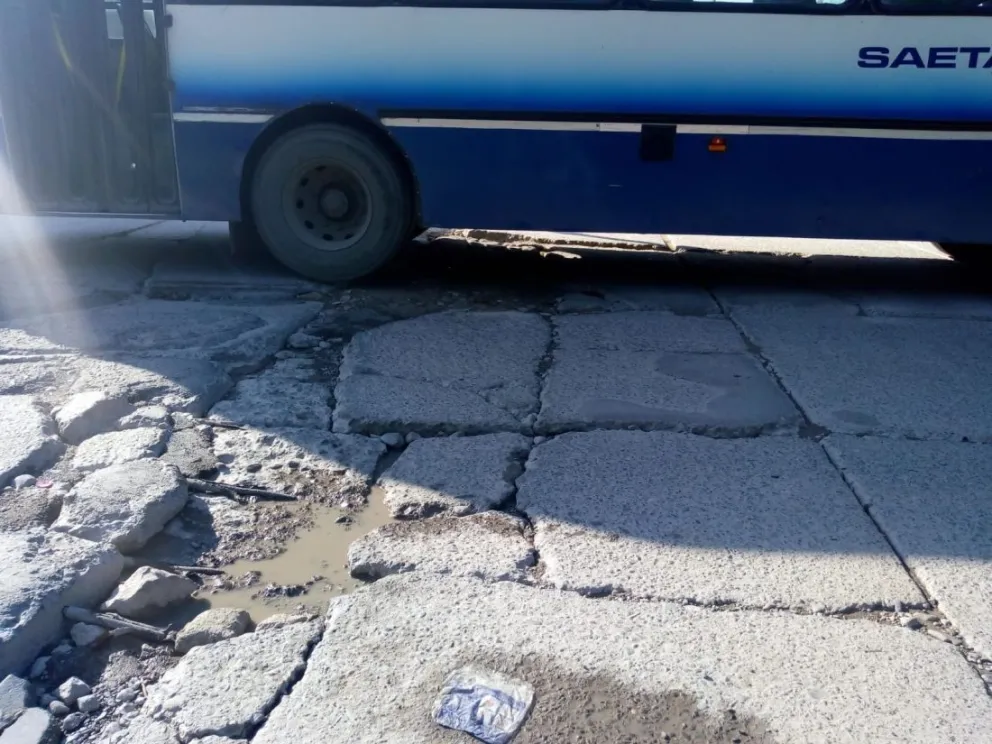 Calle Ibazeta y Entre Ríos, cedió el pavimento y causo varios accidentes