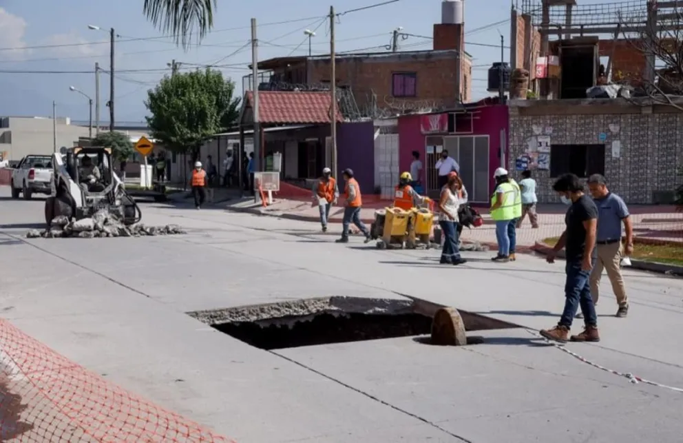Tras el reclamo de los vecinos por el peligro del hundimiento de la avenida Discépolo comenzaron los arreglos en la zona