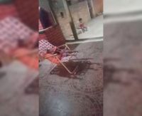 “Orinados y durmiendo en la vereda”: vecinos enfurecidos con una pareja de salteños por el trato que le dan a sus hijos