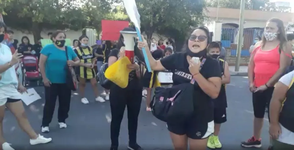 |VIDEO| Terrible escrache contra el Presidente de un club de básquet: lo acusan de discriminar a mujeres