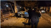 Barrio Santa Ana: Se pasó de copas y estampó el auto en una casa ajena