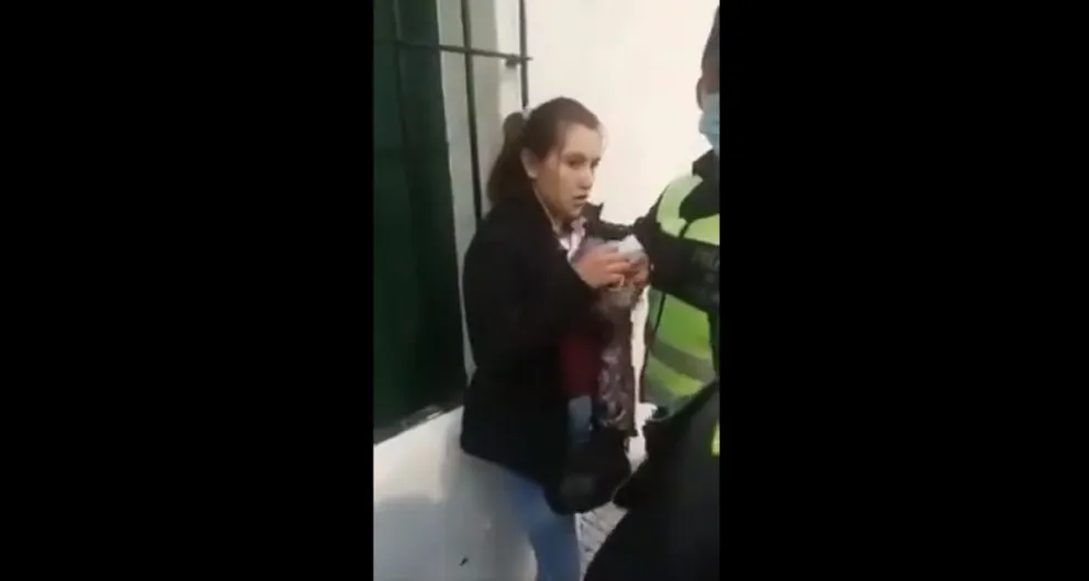 |TERRIBLE VIDEO| Salteña quiso robarle el celular a una abuelita y quedó escrachada