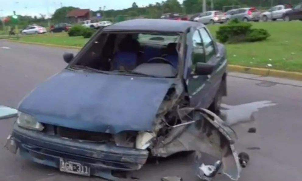 Pudo ser terrible: conductor salteño chocó y salió disparado del auto