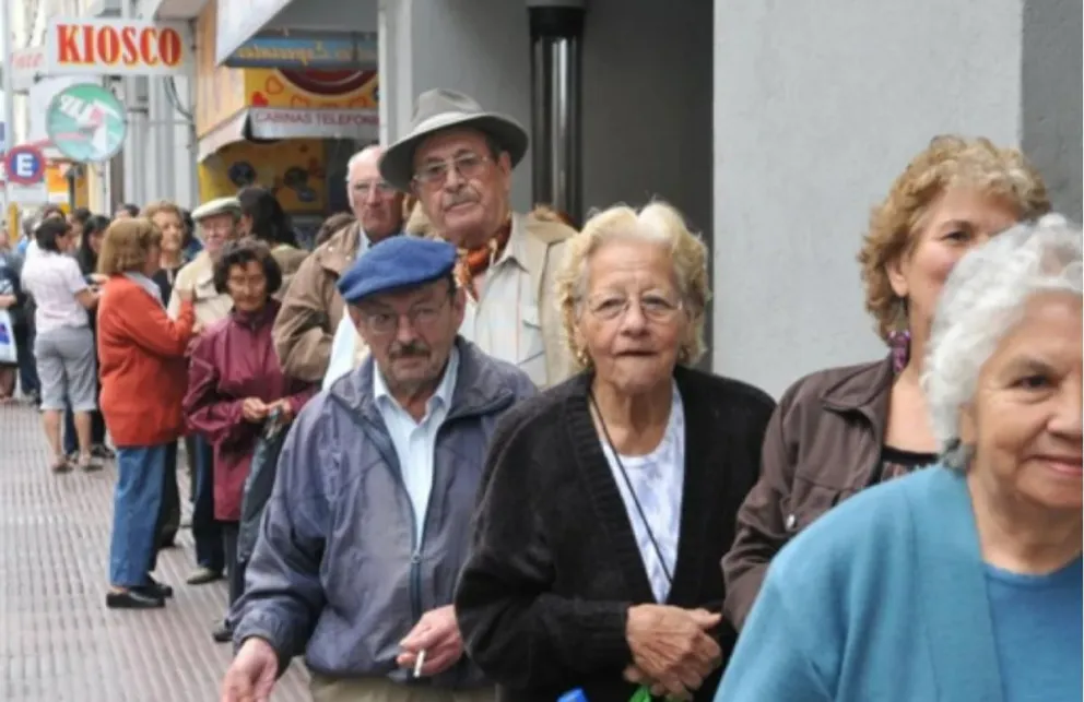 Jubilados llevan días intentando cobrar con Banco Columbia: "Me mandan al Rapipago y me da cero pesos”