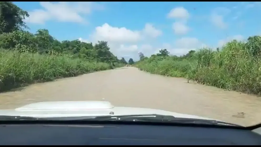 |TERRIBLE VIDEO| Con el agua hasta el capot de la camioneta en el interior salteño
